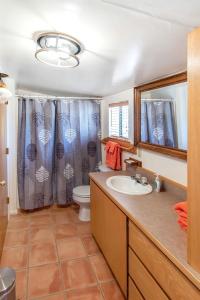 Ένα μπάνιο στο Cozy Off-Grid Cabin with Equipped Outdoor Deck and Picnic Space in Utah +50 φωτογραφίες