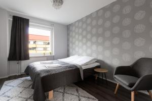 Postel nebo postele na pokoji v ubytování Cosy downtown apartment with balcony