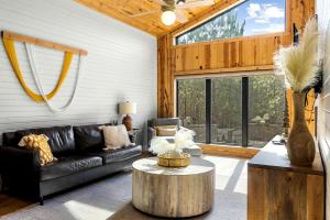 un salon avec un canapé et une table dans l'établissement Amazing Secluded Cabin Perfect for Couples in Broken Bow, Oklahoma, à Stephens Gap 48 autres photos