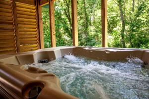 Un jacuzzi con agua en una casa. en Sublime Cabin with Hot-tub and Fire Pit in Herold, Illinois, en Karbers Ridge