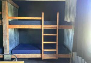 Palanda nebo palandy na pokoji v ubytování Explore the Beautiful Nature Surrounding this Cabin in Indiana + 10 fotografií