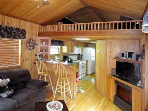 Η κουζίνα ή μικρή κουζίνα στο Family-Friendly Cabin Ideal to Create New Memories in Inverness, Florida