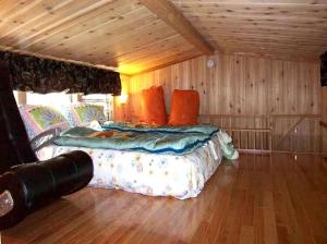 Ένα ή περισσότερα κρεβάτια σε δωμάτιο στο Family-Friendly Cabin Ideal to Create New Memories in Inverness, Florida