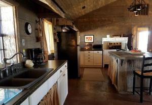 Kuchyň nebo kuchyňský kout v ubytování Elegant Ranch Cabin near the Buffalo River National Park in St. Joe, Arkansas