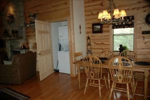 Kuchyň nebo kuchyňský kout v ubytování Breathtaking Cabin Rental with a Private Hot Tub in Hiawassee, Georgia