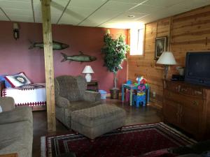 Posezení v ubytování Breathtaking Cabin Rental with a Private Hot Tub in Hiawassee, Georgia