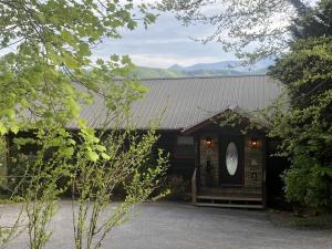 Nespecifikovaný výhled na hory nebo výhled na hory při pohledu z prázdninového domu