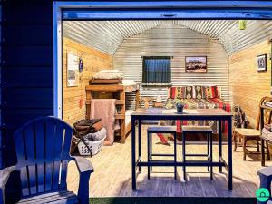 Χώρος καθιστικού στο Amazing Glamping Village Ideal for Groups or Big Family Getaways in Utah