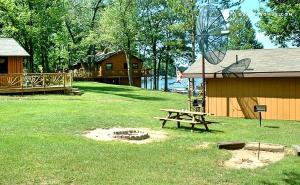 Φωτογραφία από το άλμπουμ του Cozy Cabin Rental with Stunning Lake Views in West Branch, Michigan σε Damon