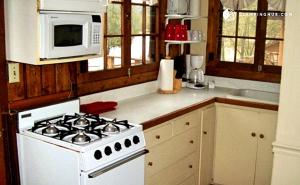 Φωτογραφία από το άλμπουμ του Cozy Cabin Rental with Stunning Lake Views in West Branch, Michigan σε Damon