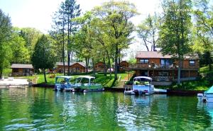 Φωτογραφία από το άλμπουμ του Cozy Cabin Rental with Stunning Lake Views in West Branch, Michigan σε Damon