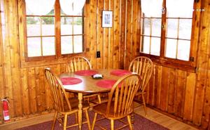 Φωτογραφία από το άλμπουμ του Cozy Cabin Rental with Stunning Lake Views in West Branch, Michigan σε Damon