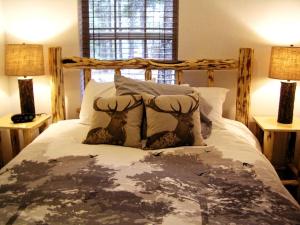ein Bett mit zwei Hirschkissen darauf in der Unterkunft Inviting Family-Friendly Cabin Rental for Four on Flathead Lake in Montana in Lakeside