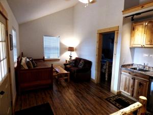 ein Wohnzimmer mit Sofa und Tisch in der Unterkunft Inviting Family-Friendly Cabin Rental for Four on Flathead Lake in Montana in Lakeside