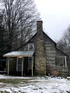 ein altes Backsteinhaus mit Schnee davor in der Unterkunft Secluded Family-Friendly Cabin Rental on 90 Acres in Newland, North Carolina in Newland + 31 Fotos