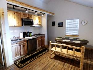 eine Küche mit einem Waschbecken und einem Tisch darin in der Unterkunft Inviting Family-Friendly Cabin Rental for Four on Flathead Lake in Montana in Lakeside + 13 Fotos