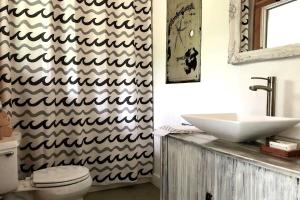 Un baño con un inodoro blanco y un lavabo. en Rustic Chic Maine Cabin @ Diagonair near Sedgwick, Maine, en Brooksville 20 fotos más