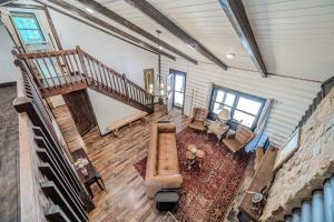 Posezení v ubytování Wooden Cabin with Hot-Tub and Pool Table in Demorest, Georgia + 66 fotografií