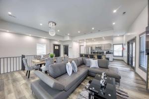 ein großes Wohnzimmer mit Couch und Tisch in der Unterkunft Brand-New Luxury Cabin with Game Room & Hot Tub near Downtown Gatlinburg, TN in Chalet Village + 36 Fotos