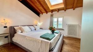 a bedroom with a large bed with a window at Villa Laitona in Quinto di Valpantena