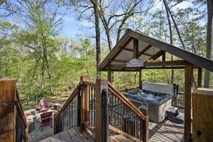 Rõdu või terrass majutusasutuses Creekside Cabin Perfect for Family Getaways in Broken Bow, Oklahoma
