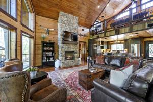 Posezení v ubytování Creekside Cabin Perfect for Family Getaways in Broken Bow, Oklahoma