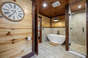 Koupelna v ubytování Creekside Cabin Perfect for Family Getaways in Broken Bow, Oklahoma + 66 fotografií