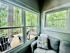 Μπαλκόνι ή βεράντα στο Pet-Friendly Tree House Great for a Relaxing Escape in Alabama