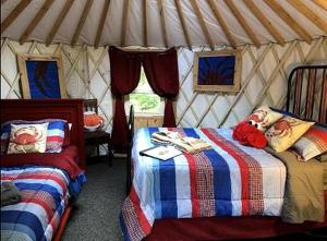 una camera con 2 letti in una yurta di Family Friendly Yurt Glamping, Perfect for an Alaskan Adventure a Bear Creek