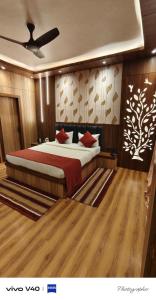 Katil atau katil-katil dalam bilik di Hotel Basera Vrindavan