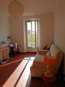 ガルダンヌにあるAppartement 2 chambresのソファと窓のあるリビングルーム