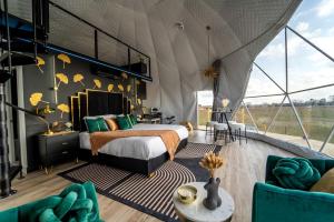 Postel nebo postele na pokoji v ubytování Incredible Luxurious Dome for a Relaxing Getaway in Smithville, Texas