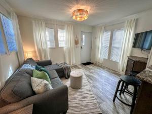 un soggiorno con un divano e una TV di Outstanding Cottage in Dunnellon, Florida a Dunnellon