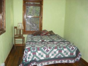Ένα ή περισσότερα κρεβάτια σε δωμάτιο στο Rustic Cabin Rental near Tonto National Forest in Payson, Arizona