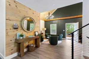 Φωτογραφία από το άλμπουμ του Stylish Lakehouse with Black-and-White Modern Design near Lake Hartwell, Clemson SC σε South Union