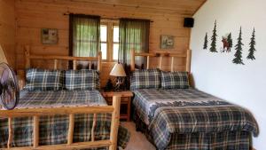 A bed or beds in a room at Spacious Mountain Ski Cabin situated on the Grand Mesa, Colorado