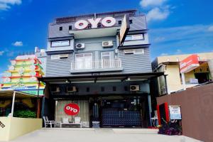 a building with an omo sign on the side of it at OYO 94787 Hotel Mulana in Banda Aceh