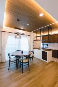 una cucina e una sala da pranzo con tavolo e sedie di Beautiful private house 