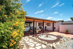 ジョシュア・ツリーにあるBeautiful Vacation Rental with Hot Tub Perfect for Glamping in Joshua Treeの噴水のある中庭付きの家