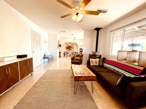 ジョシュア・ツリーにあるBeautiful Vacation Rental with Hot Tub Perfect for Glamping in Joshua Treeのソファとテーブルのあるリビングルーム +20枚の写真