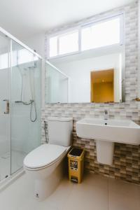 un bagno con wc, lavandino e doccia di Beautiful private house  Altre 34 foto