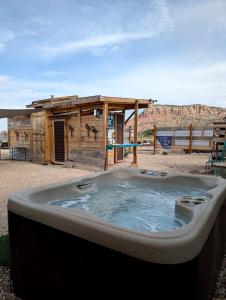 Φωτογραφία από το άλμπουμ του Idyllic Tiny Cabin Lovely for a Romantic Escape in Arizona σε Cane Beds