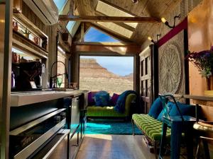 Posezení v ubytování Utah Tiny House for a King Sized Zion Glamping Escape