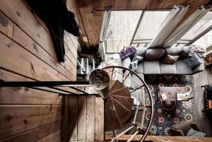 Ruang duduk di Radiant Riverfront Cabin Sanctuary near Cacapon River in West Virginia