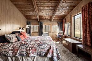 Katil atau katil-katil dalam bilik di Radiant Riverfront Cabin Sanctuary near Cacapon River in West Virginia