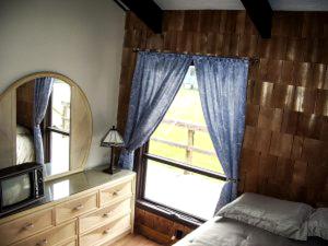 une chambre avec un lit, un miroir et une fenêtre dans l'établissement Peaceful Weekend Getaway Accommodation near Youghiogheny River Lake, Pennsylvania, à Confluence