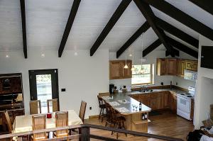 une grande cuisine avec des placards en bois et une table dans l'établissement Peaceful Weekend Getaway Accommodation near Youghiogheny River Lake, Pennsylvania, à Confluence
