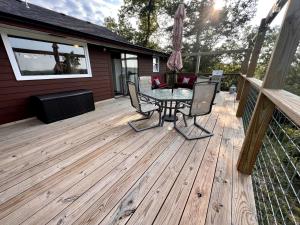 a patio with a table and chairs on a deck at Cozy Cabin Rental near Table Rock Lake in the Ozark Mountains, Missouri in Hollister