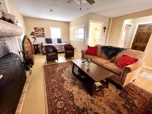 Posezení v ubytování Cozy Cabin Rental near Table Rock Lake in the Ozark Mountains, Missouri + 20 fotografií