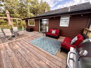 Posezení v ubytování Cozy Cabin Rental near Table Rock Lake in the Ozark Mountains, Missouri